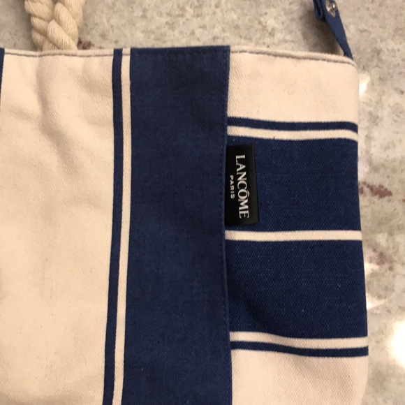 Free tote with any $20 purchase or more - Picture 2 of 4